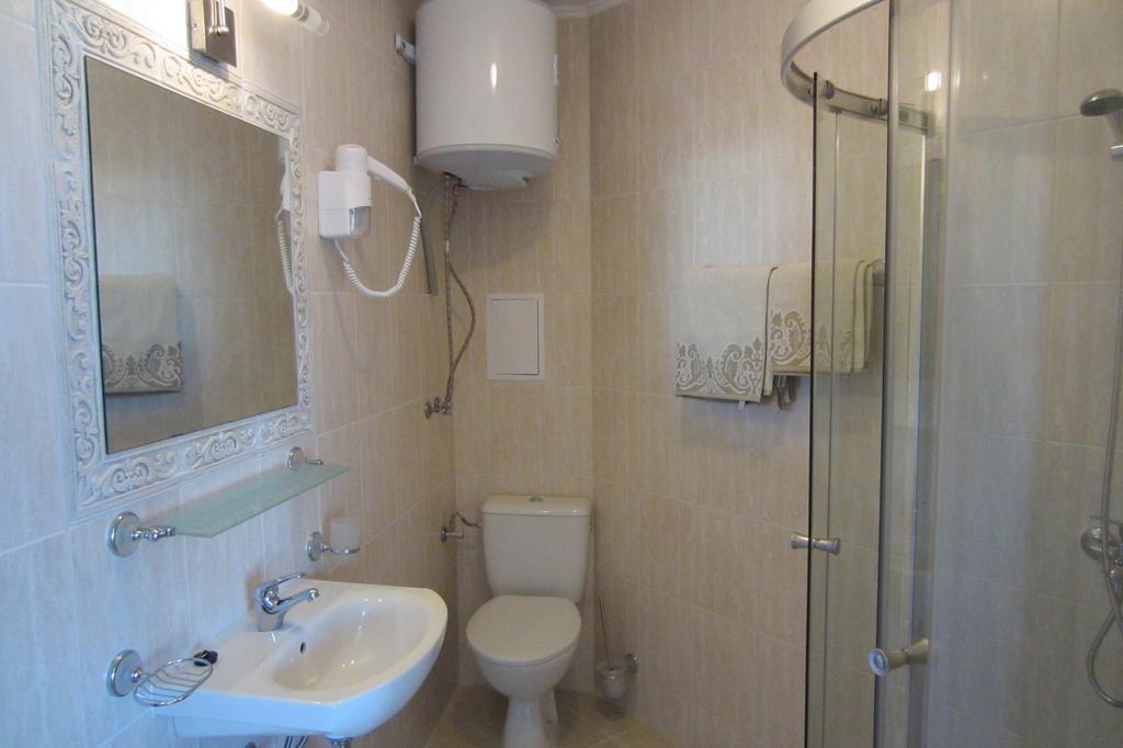 Apartament typu Deluxe z 2 sypialniami, balkonem i częściowym widokiem na morze